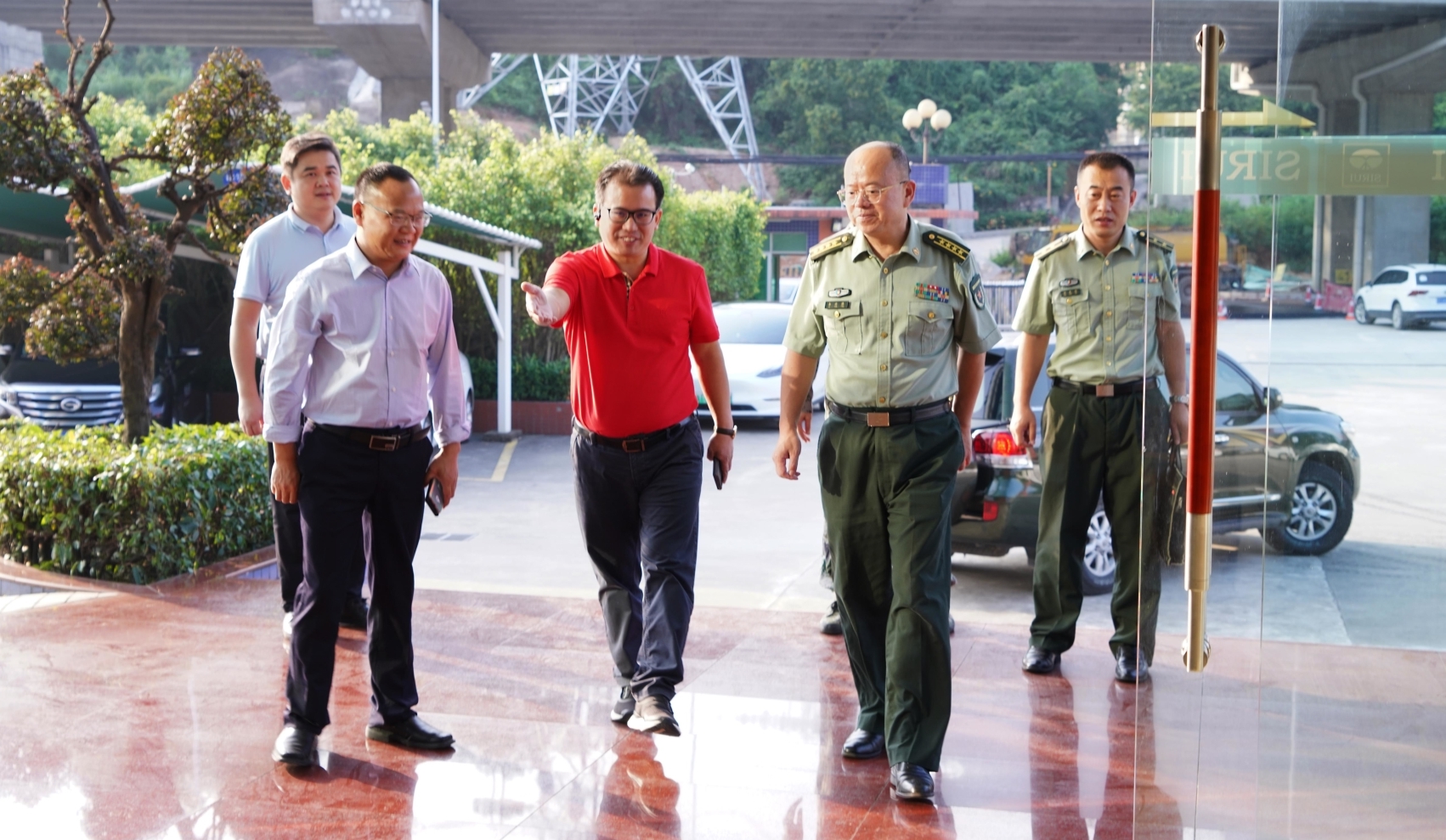 中山军分区司令员李云涛与五桂山党工委书记方英恩莅临思锐光学调研