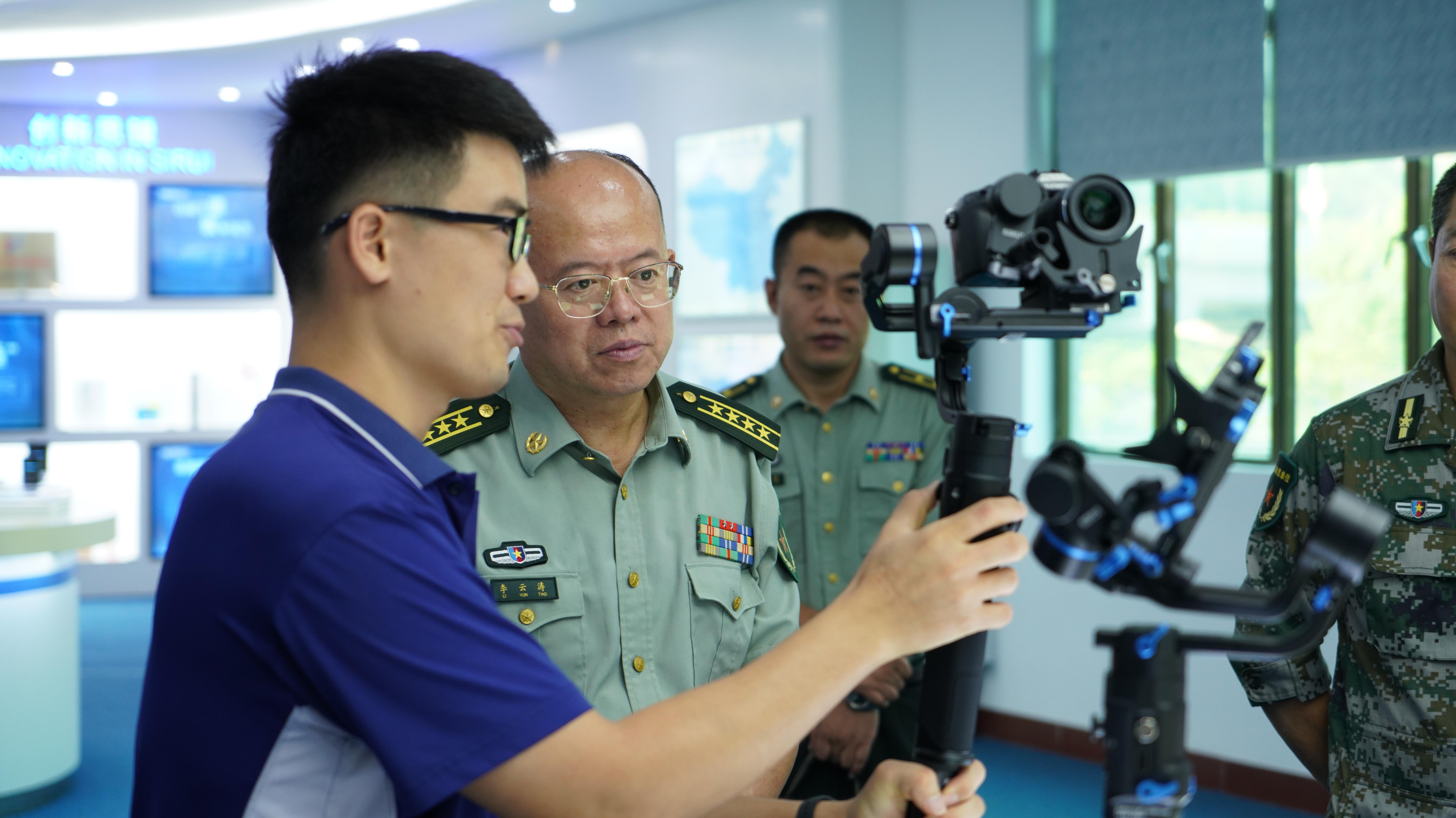 中山军分区司令员李云涛与五桂山党工委书记方英恩莅临思锐光学调研